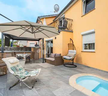 Ika Oprić novija dvojnica 74m² s bazenom, useljiva odmah! - Ika, Opatija
