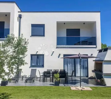 VODICE - atraktivna kuća moderno namještena