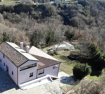 Gračišće, inovativna kuća s prostranom okućnicom
