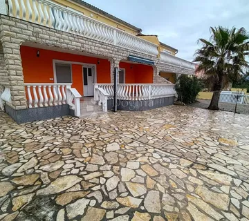 PRODAJE SE APARTMAN U PRIZEMLJU VIR-STRAŽA - cover
