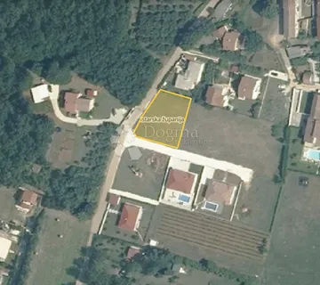 Lijepa pravilna parcela - Loborika - Loborika, Marčana