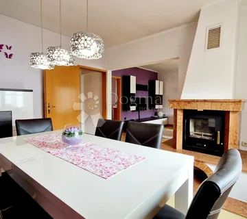 Lijepa kuća s vrtom na Verudi Porat s 3 stana - Pula
