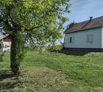 Klet u vikend naselju, voćnjak - Berek