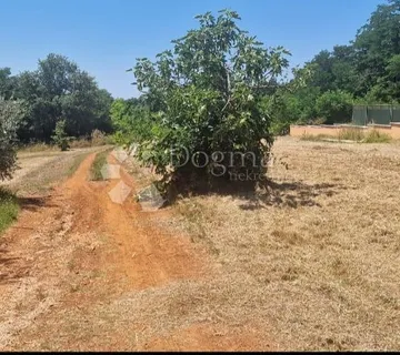 Građevinsko zemljište 961 m² s pristupnim putom - Lašići, Vižinada
