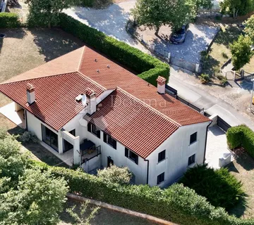 Kvalitetna Obiteljska Kuća Sa Garažom , 1 Km Od Centra - Labin
