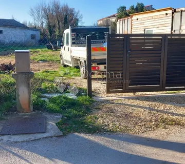 Prostrano građevinsko zemljište s priključcima - blizu obale - Ližnjan