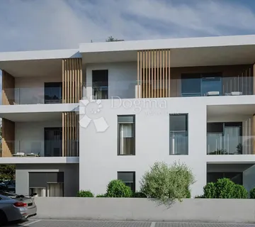 Vodice, Stan S Vrtom Blizu Plaže, Novogradnja Stan