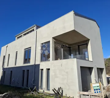 POREČ - Stan u novogradnji blizu grada i mora