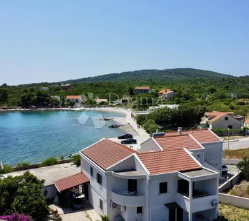 Samo u Dogmi! Hvar, 10m od plaže, prekrasna kuća sa 4 apartmana - Sućuraj