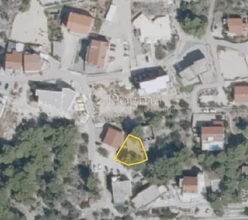 PRIMOŠTEN- Građevinsko zemljište s dozvolom, započeta gradnja