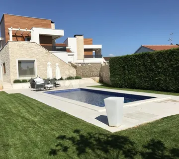 POREČ (okolica) - Moderna vila blizu mora