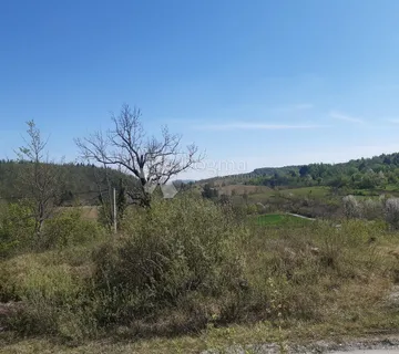 Zemljište uz asfaltiranu cestu - Kunić, Plaški