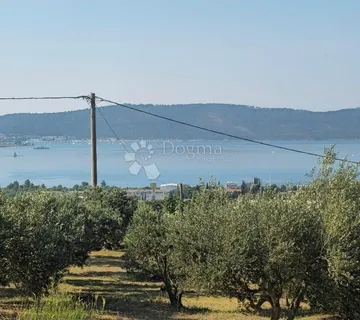 Poljoprivredno zemljište 795 m² s panoramskim pogledom na more – Kaštel Sućurac | Odlična investicija - Kaštel Sućurac, Kaštela