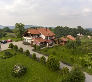 Imanje Kuće Pomoćni Objekti I Zemlja 10000 M2 - Lipovac, Rakovica