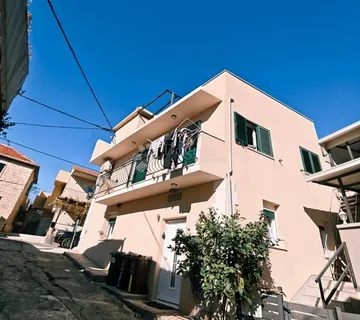 Dvojna kuća u Slatinama, 200m od mora - Slatine, Split