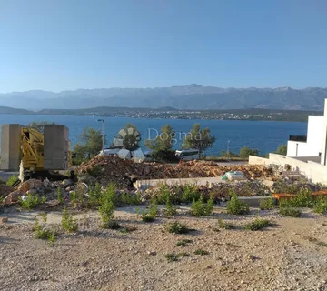 GRAĐEVINSKO ZEMLJIŠTE 741 m² – EKSKLUZIVNA LOKACIJA 100 METARA OD MORA (NOVIGRAD)