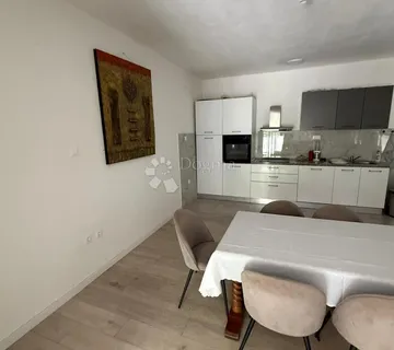 Stan u stambenoj zgradi s okućnicom – Sinj (115 m² + 361 m² dvorišta)) - Glavice, Sinj
