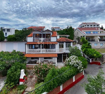 Kuća sa tri velika stana blizu mora - Novi Vinodolski