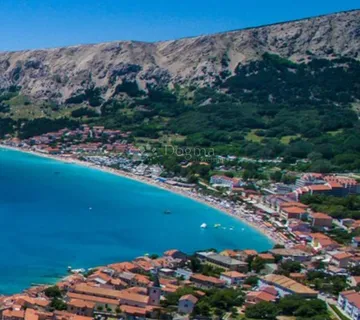 ●BAŠKA (Krk) – Zemljište 2220 m² s pristupnim putem, 200 m od mora
