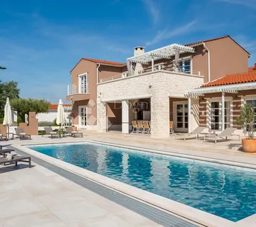 VILLA KOJA ODIŠE ELGANCIJOM, SA BAZENOM I POMOĆNIM OBJEKTOM - cover