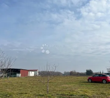 Građevinsko zemljiste u mirnom selu kraj Pule - Loborika, Marčana