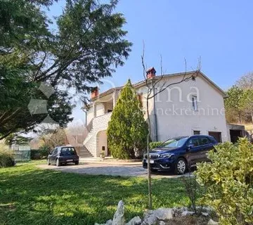 Kuća sa 2 stana i prostranom građevinskom okućnicom - cover