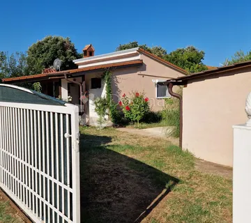 kuća s lijepim dvorištem u Šišanu - cover