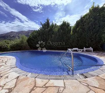 ATRAKTIVAN APARTMAN U BAŠKI, OTOK KRK – 108 m², BAZEN, PARKING - cover