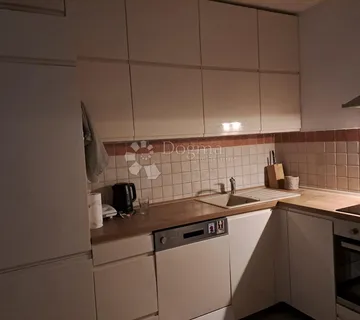 Dvosoban stan s parkingom u Supetru - Supetar