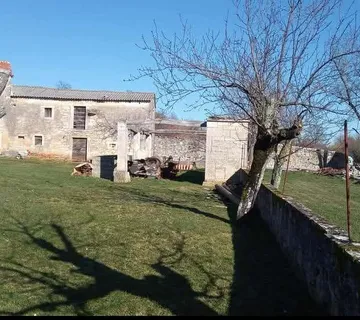 Kuca sa velikim građevinskim terenom - Brečevići, Tinjan