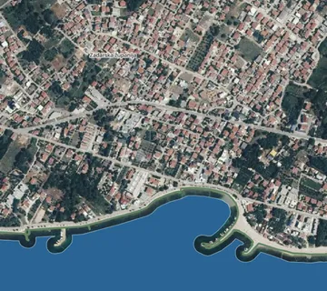 Parcela s građ. dozvolom i projektom – blizu centra Vira, 150m od mora