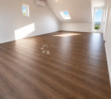 Novo renoviran prazan penthouse, 95 m² + terasa s pogledom na grad - Split
