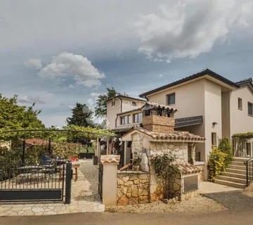 Kuća s restoranom i 4 sobe za turistički najam - NAMJEŠTENO - Poreč