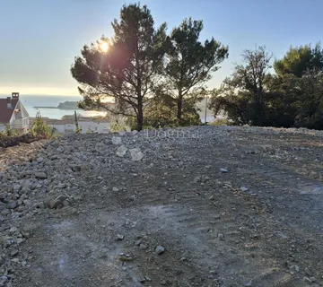 Građevinsko zemljište na top lokaciji sa pogledom na more i građ. dozvolom. - cover