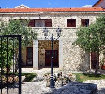 Uređeni trosoban stan 128m2 u kamenoj kući - Zadar(Arbanasi) - cover