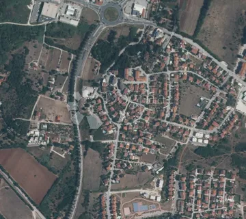 Parcela Savršena za Obiteljsku Kuću ili Izgradnju Stanova - Pula