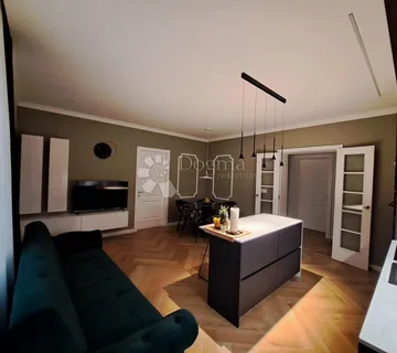 Strogi centar grada, trosoban stan, adaptiran u cijelosti  uređen - cover