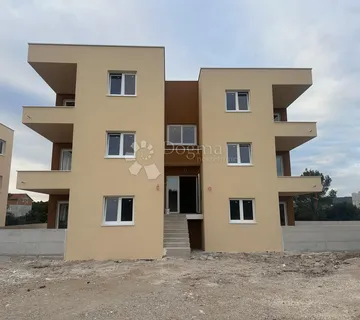 NOVOGRADNJA, Dvosobni apartman u prozemlju s terasom, dvorištem i parkirnim mjestom - cover