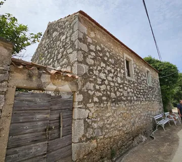 Kamena kuća za adaptaciju, Ugljan - Lukoran, Preko