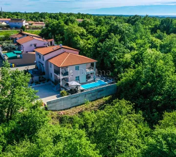 Prekrasna dvojnica sa bazenom u okolici Poreča