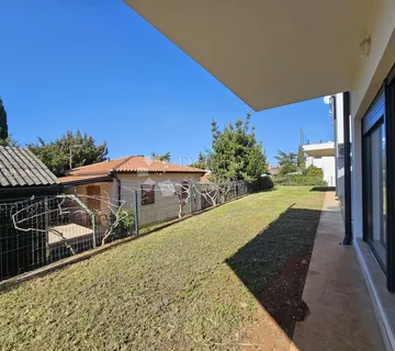 Stan 400m od mora sa garažom i vrtom - Savudrija, Umag