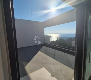Luksuzni penthouse s jacuzzijem (S16), pogledom na more i dva garažna mjesta – treći kat - Okrug Gornji, Okrug