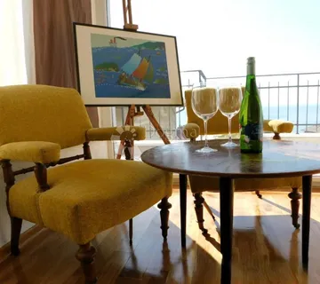 Opatija centar – 200 m², terasa, pogled, parking za 2 auta