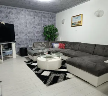 Kuća s tri spavaće sobe i garažom za najam - Osijek
