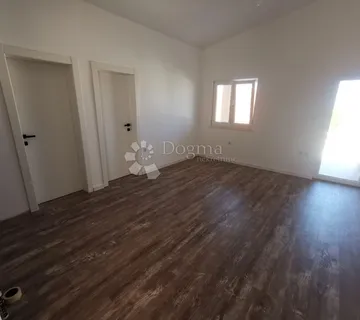 ROGOZNICA - Tri moderna stana u novogradnji 100 m od plaže