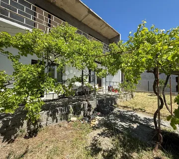 Kaštela - dvosoban stan za adaptaciju s velikim vrtom - Kaštel Novi, Kaštela