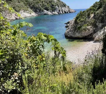 Uvala Poganica poljoprivredno zemljište uz more - Srednje Selo, Šolta