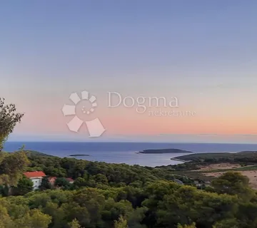 Otok Vis - izniman posjed s kamenom starinom za adaptaciju !