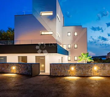 Luksuzni penthouse s privatnom prostranom krovnom terasom i prekrasnim pogledom na more, Barbat. - cover