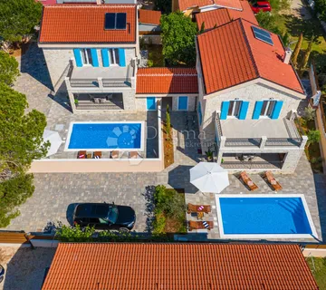 Dvije kamene vile s bazenima i uhodanim biznisom - Privlaka
